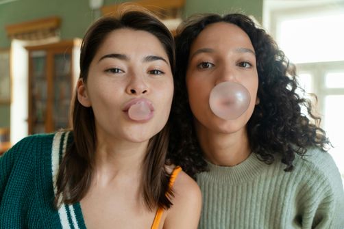 Exploring the impact of chewing gum on intermittent fasting for women, with expert health tips and insights
