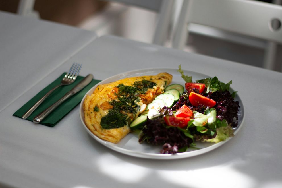 A balanced meal following the Harvard Plate, featuring vegetables, whole grains, and lean protein.