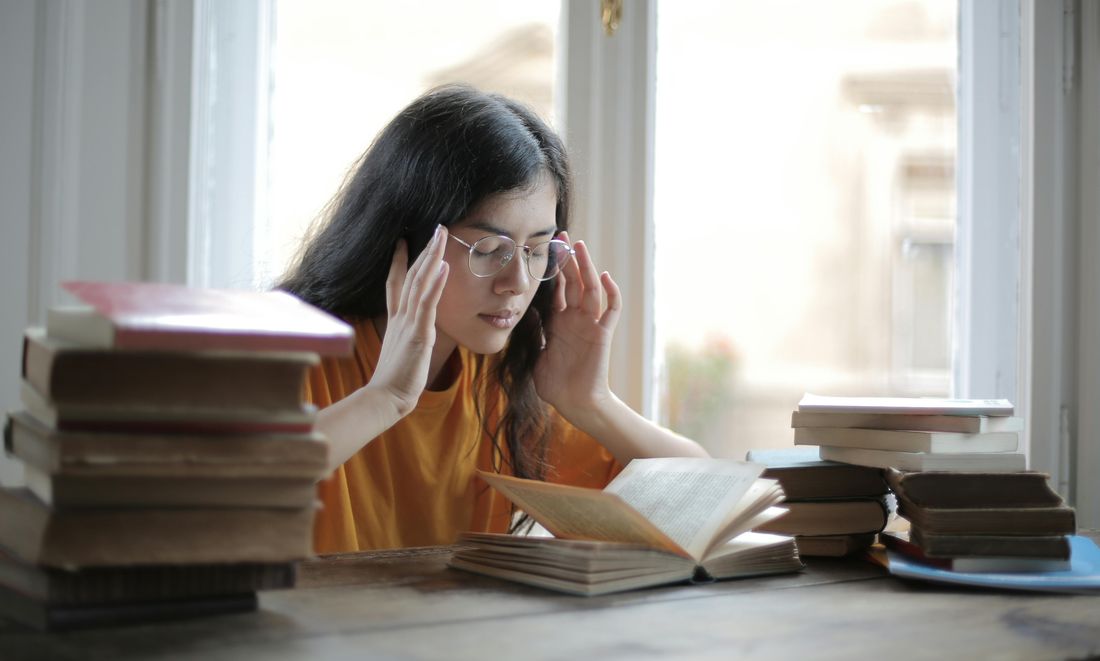 Woman experiencing a migraine, illustrating the focus on migraine management through intermittent fasting