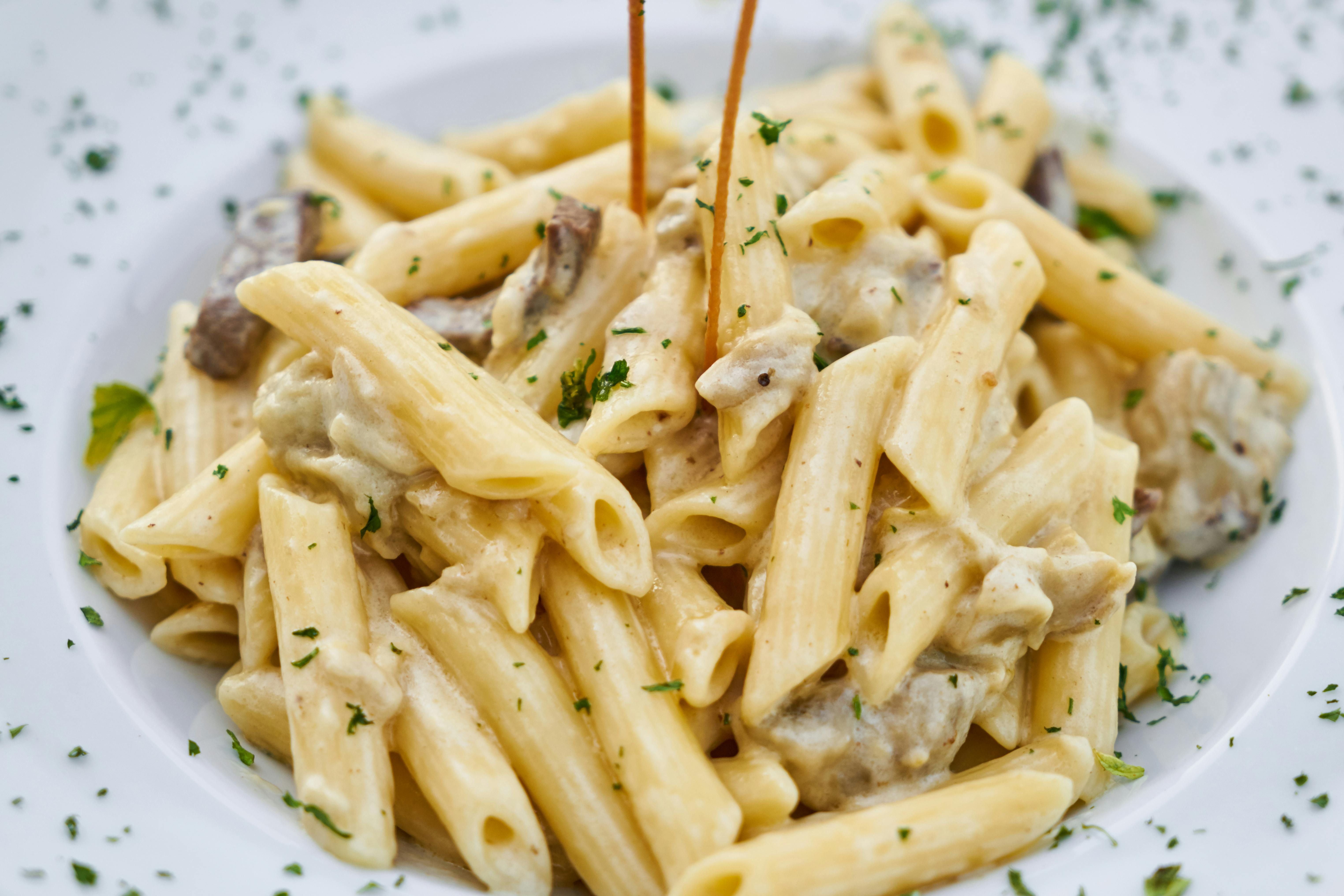 A bowl of whole grain pasta with fresh vegetables, highlighting a brain-healthy meal from the MIND diet.