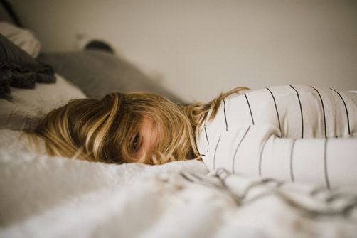 A woman adjusting her sleep routine to improve gut health and balance hormones.