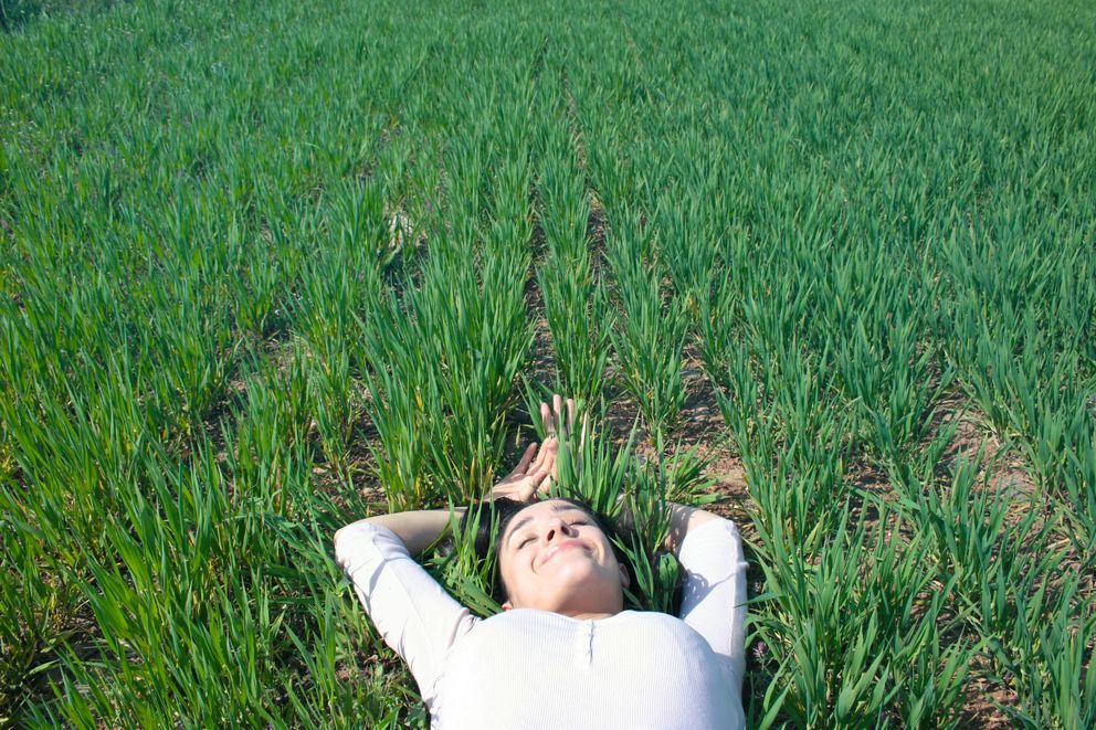 Woman sleeping peacefully thanks to Valerian Root benefits