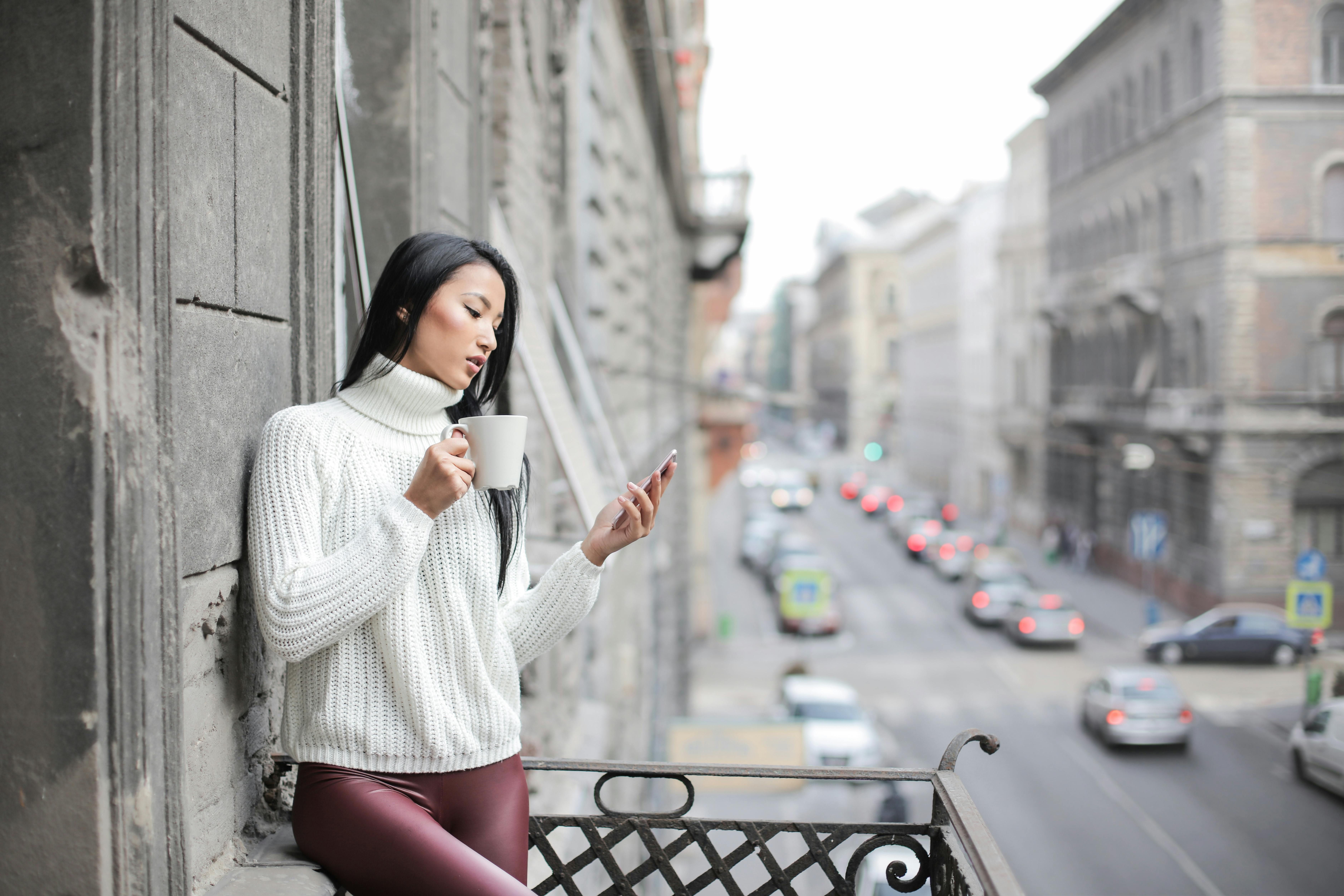 A woman scrolling through social media, reflecting on the impact of influencers and fitness trends on weight loss perceptions.